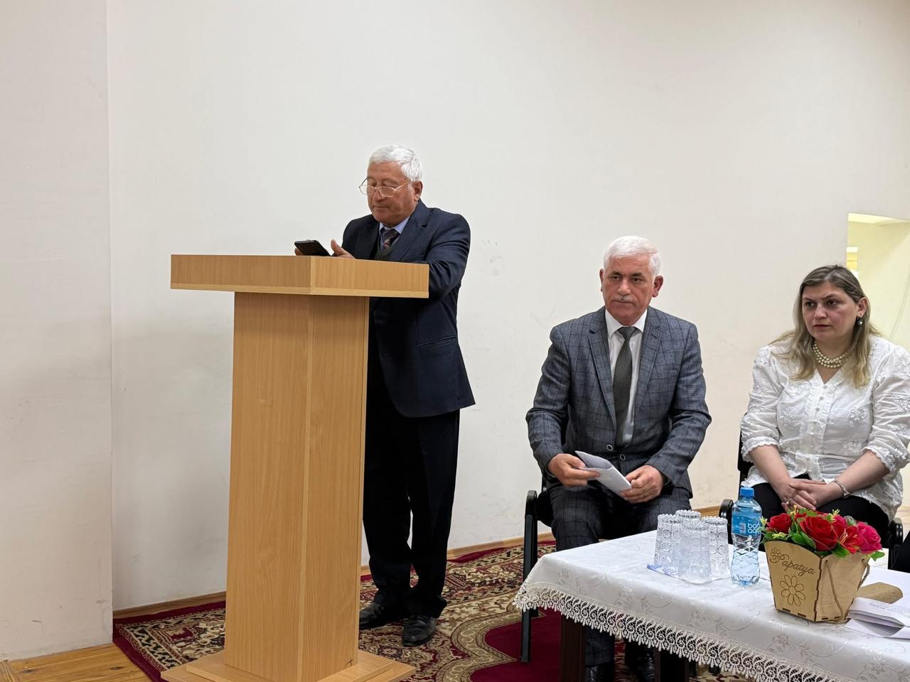 Şair Abduləziz Xanəhmədoğlu Xaqani Şirvaniyə həsr olunmuş konfransda şeirlə çıxış edib